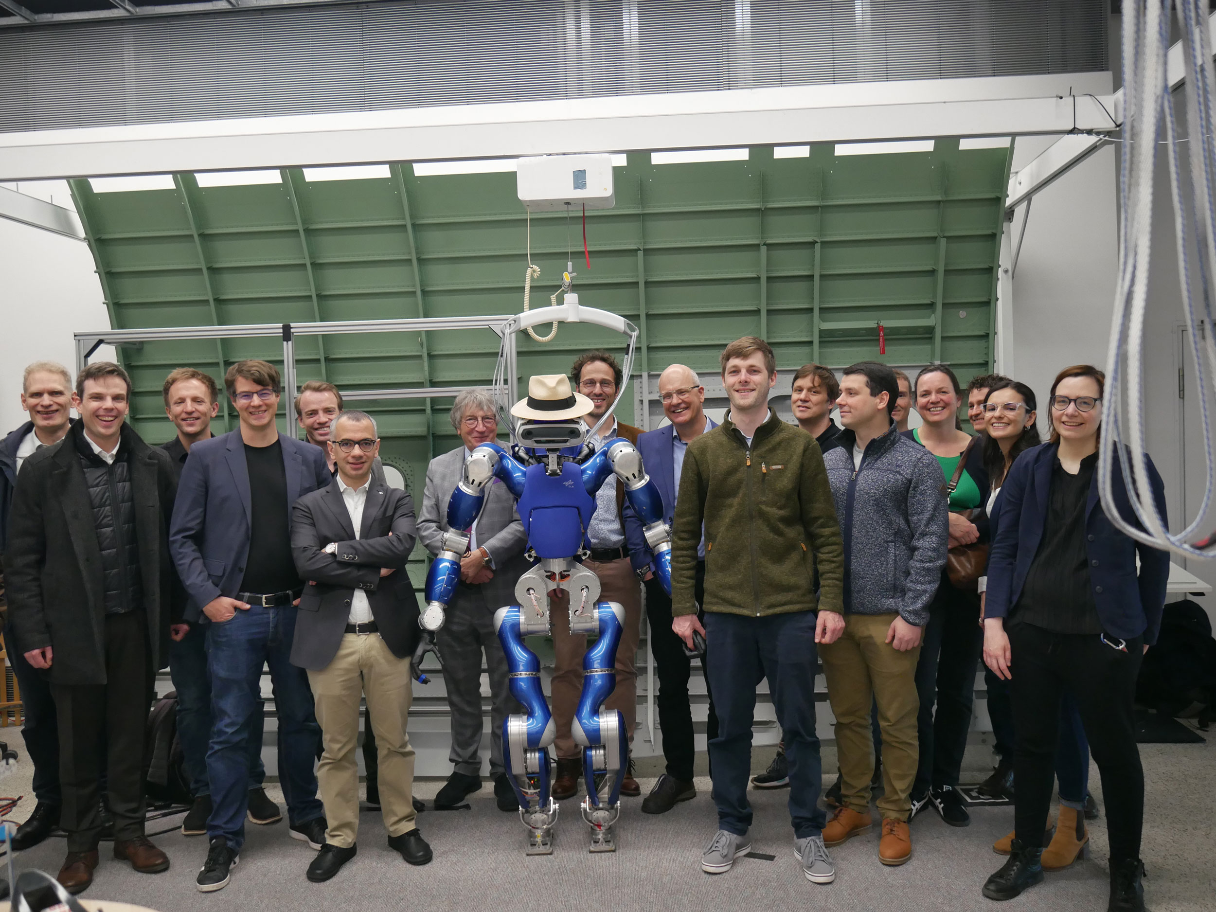 Gruppenfoto mit Roboter beim Jungwissenschaftler:innen-Netzwerkstreffen beim DLR