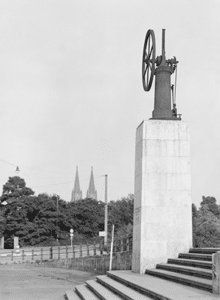 Foto des Denkmals für Nikolaus Otto und Eugen Langen vor dem Bahnhof Köln-Deutz