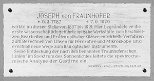 Foto der Tafel an der historischen Glashütte Joseph von Fraunhofers in Benediktbeuern