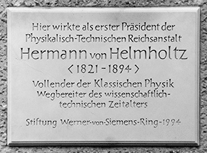 Foto der Gedenktafel für Hermann von Helmholtz am Observatorium der Physikalisch-Technischen Bundesanstalt, Berlin