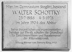 Foto der Gedenktafel für Walter Schottky am Gymnasium Steglitz, Berlin