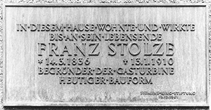 Foto der Bronzetafel an dem Haus Uhlandstraße 175 in Berlin-Charlottenburg